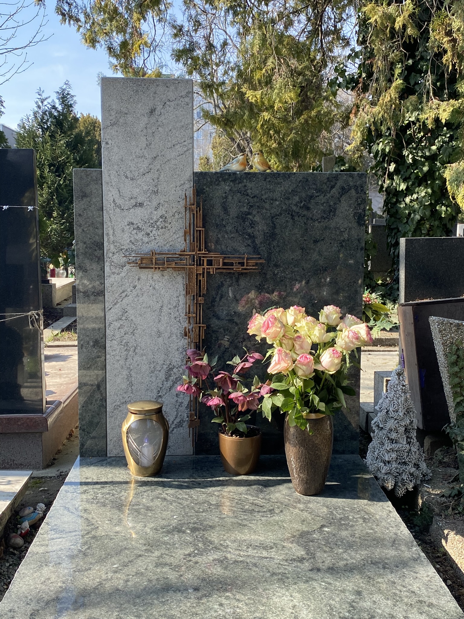 Skúsené ruky kamenára pri práci s kameňom, remeselná práca s tradičnými nástrojmi